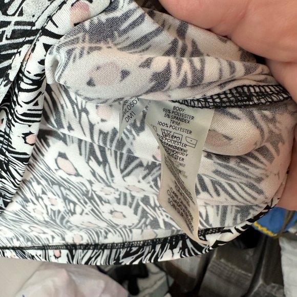 Karl Lagerfeld Paris short sleeve blouse size Medium - Picture 6 of 6